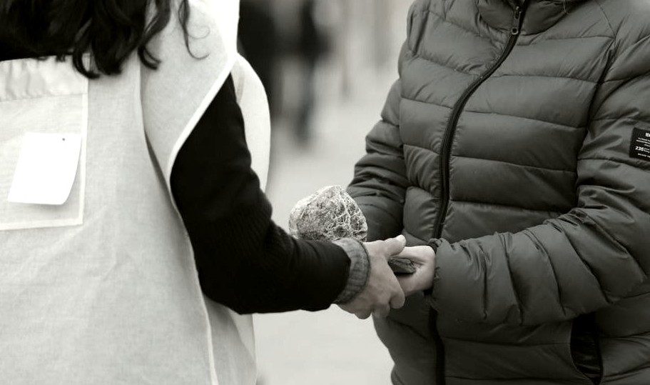 AIRE! foto entregant pedra